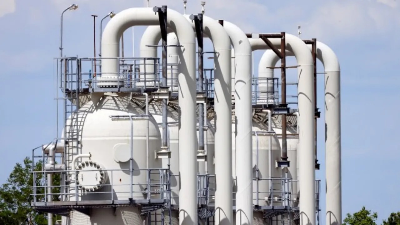 Нефтяная неопределенность: Перспективы и риски на сырьевом рынке