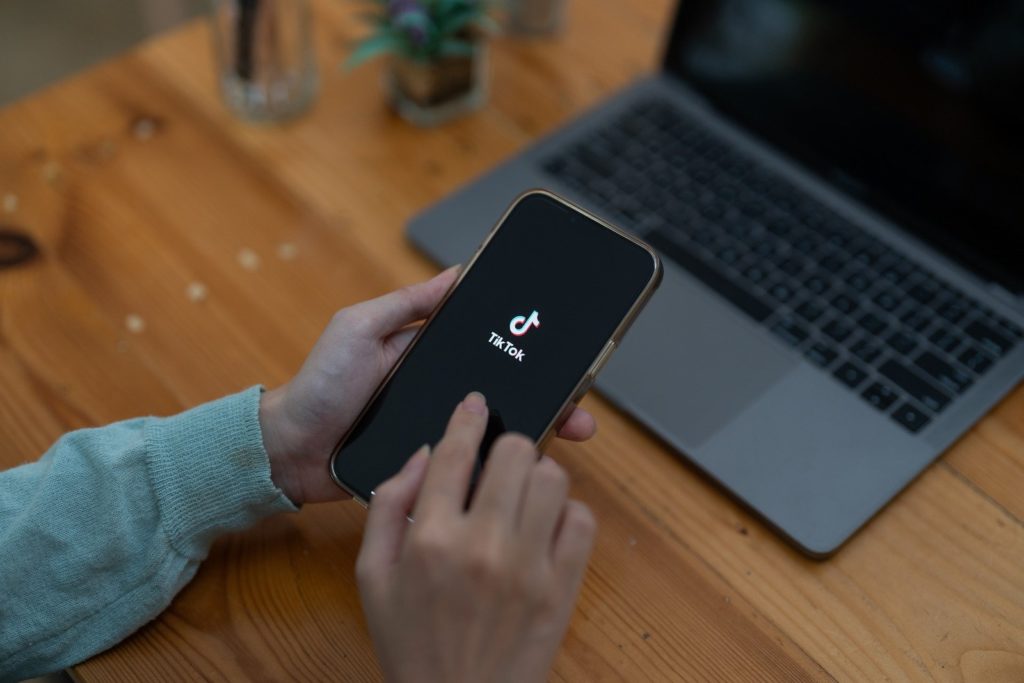 Опасность в TikTok: незаконные азартные игры распространяются в сети