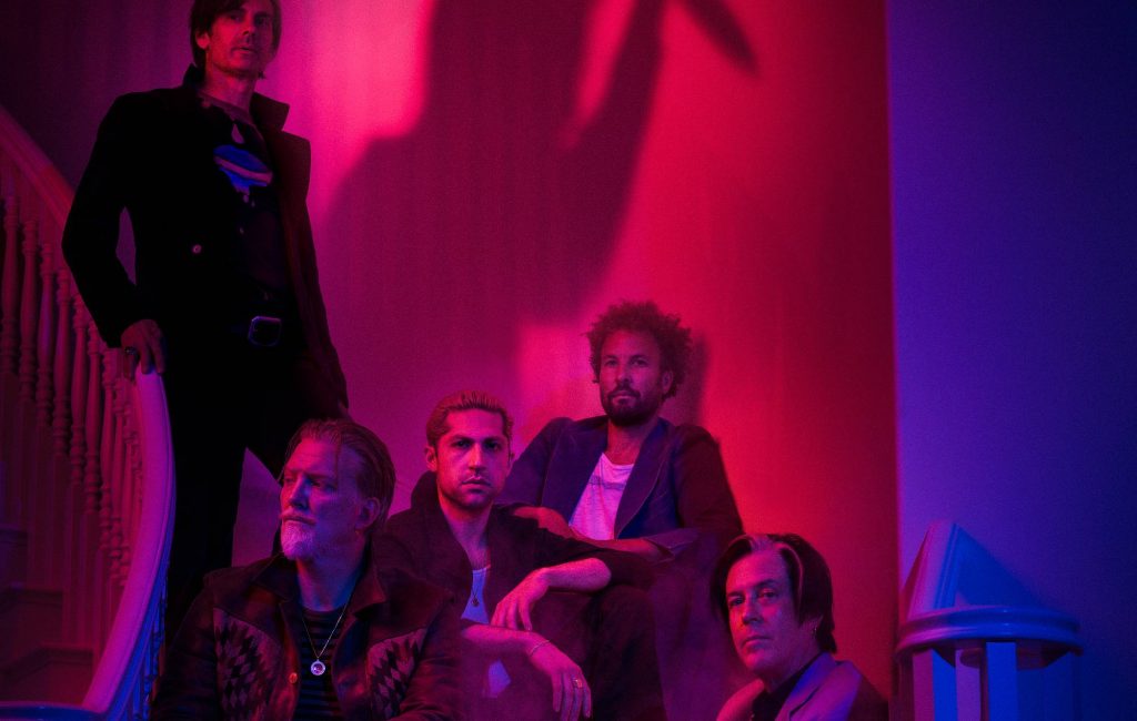 Queens Of The Stone Age анонсировали новый альбом «In Times New Roman» и поделились «Emotion Sickness» — Fil