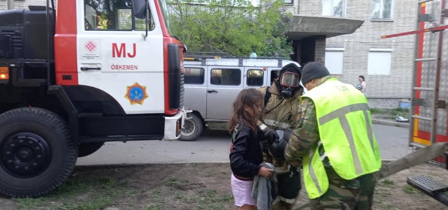 Спасатели Восточно-Казахстанской области спасли 9 человек, 4 из них детей