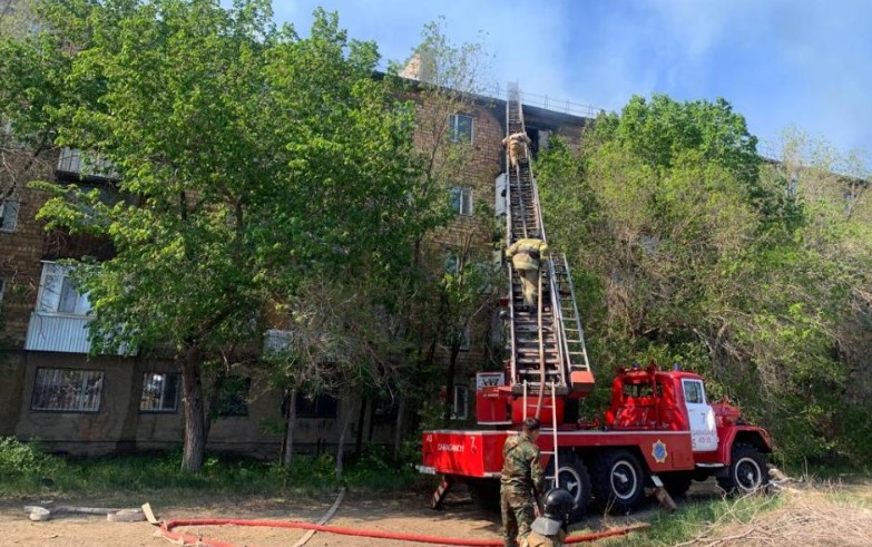 В Караганде потушили пожар в жилом пятиэтажном доме