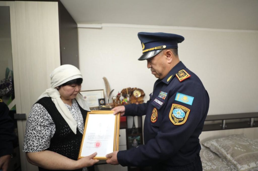 Вручена награда маме погибшего сержанта Арслан Курманбекова