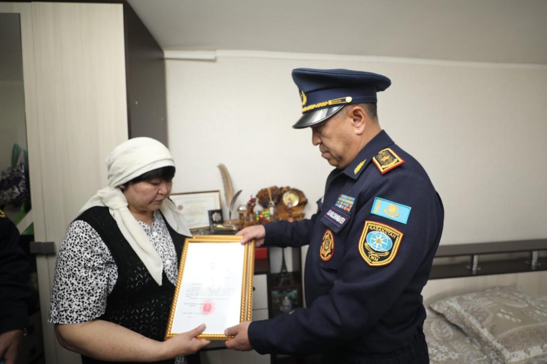 Вручена награда маме погибшего сержанта Арслан Курманбекова