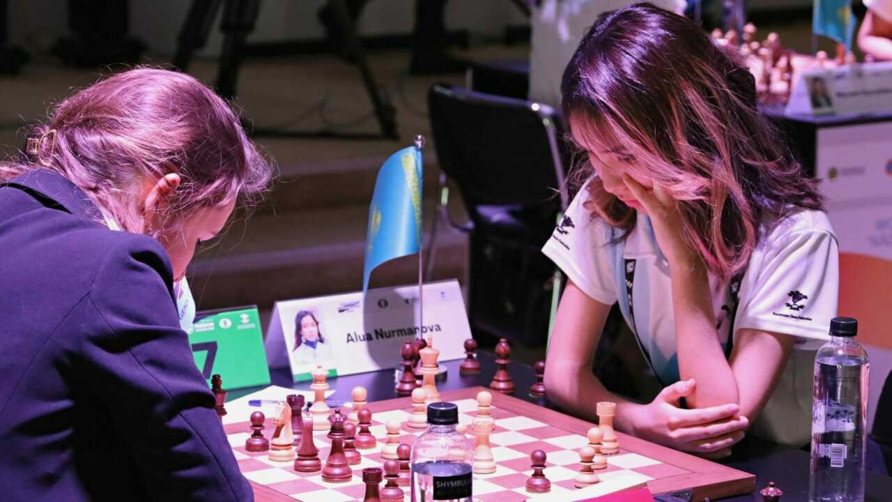 Юная казахстанская шахматистка обыграла чемпионку мира
