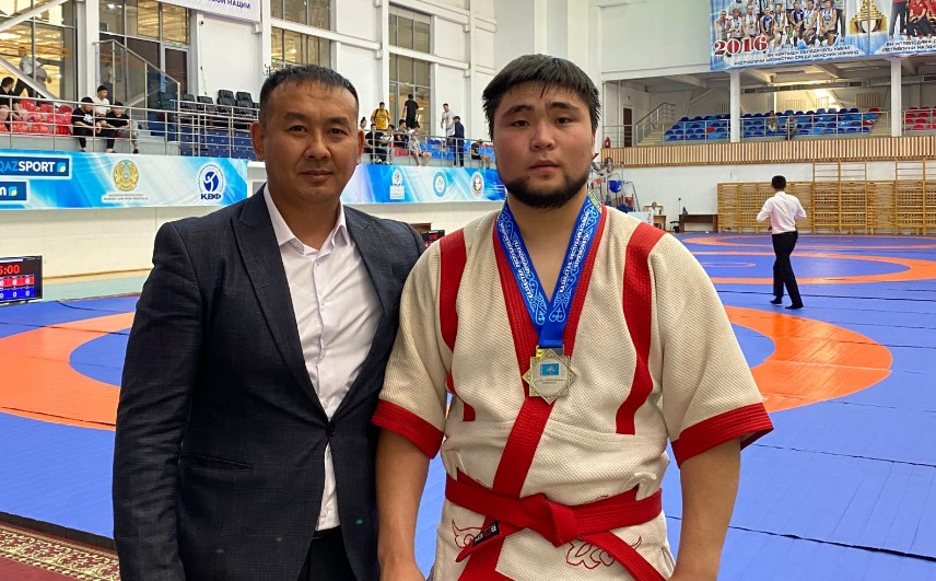 Акмолинец завоевал «серебро» на чемпионате Казахстана по қазақ күресі