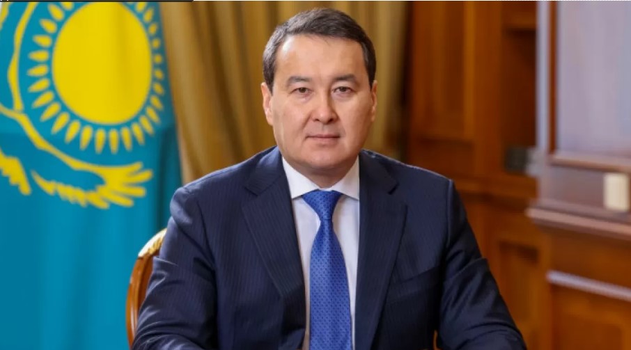 Алихан Смаилов поздравил медиков с профессиональным праздником