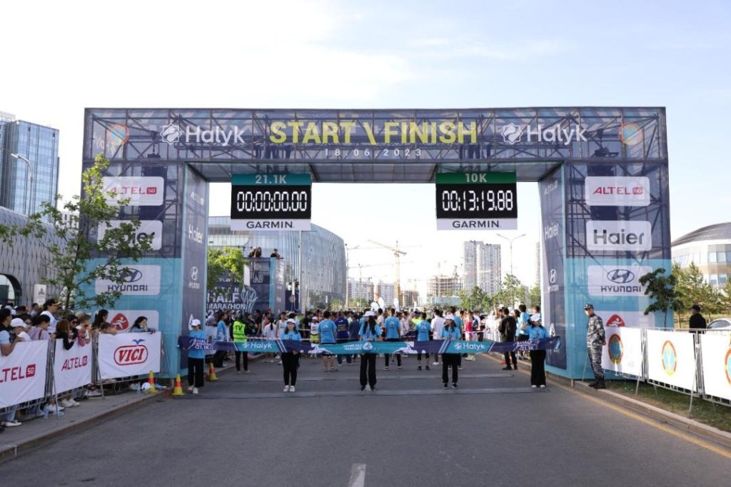 Astana Half Marathon: среди бегунов провели полумарафон в столице