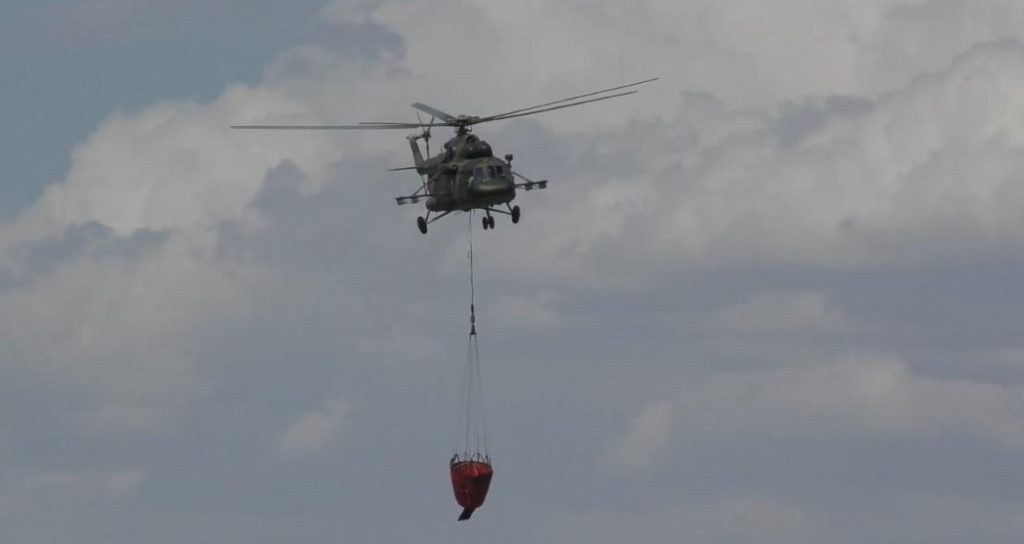 Более 3500 тонн воды летчики Минобороны сбросили на горящий лес