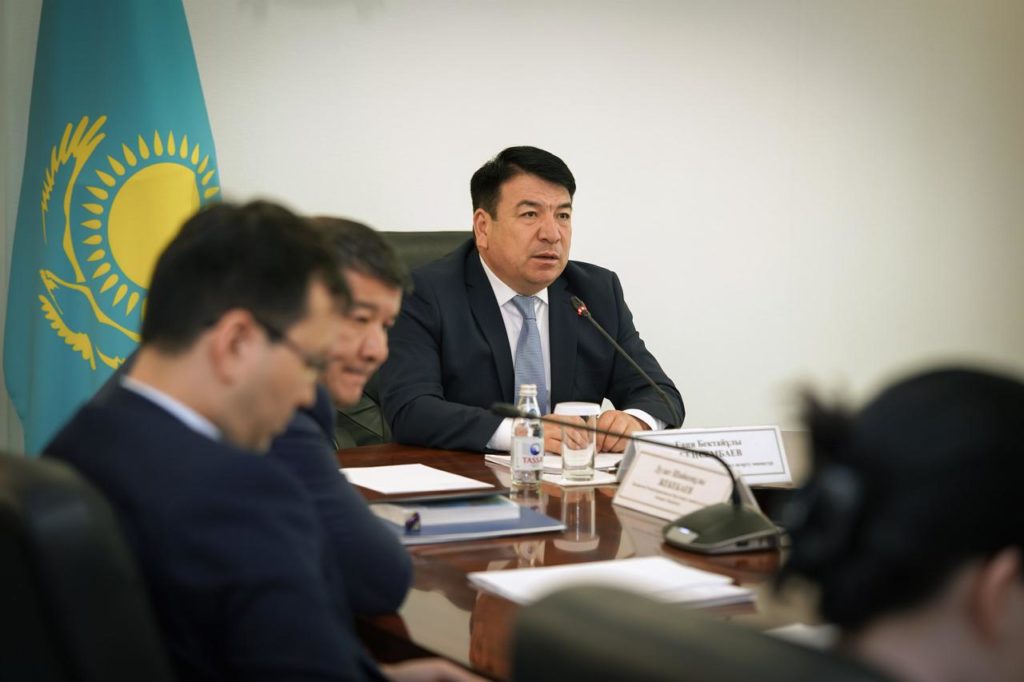 Министр просвещения РК провел онлайн-прием граждан по вопросам среднего образования