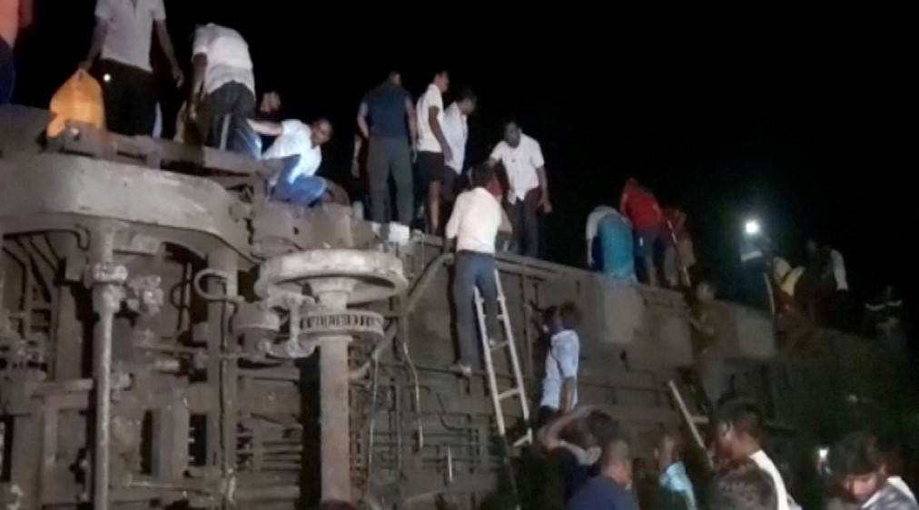 Число пострадавших в результате столкновения поездов в Индии составило 300 человек