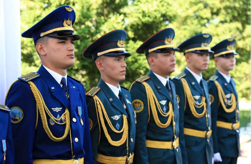 Министр обороны вручил офицерские погоны лучшим курсантам военных вузов