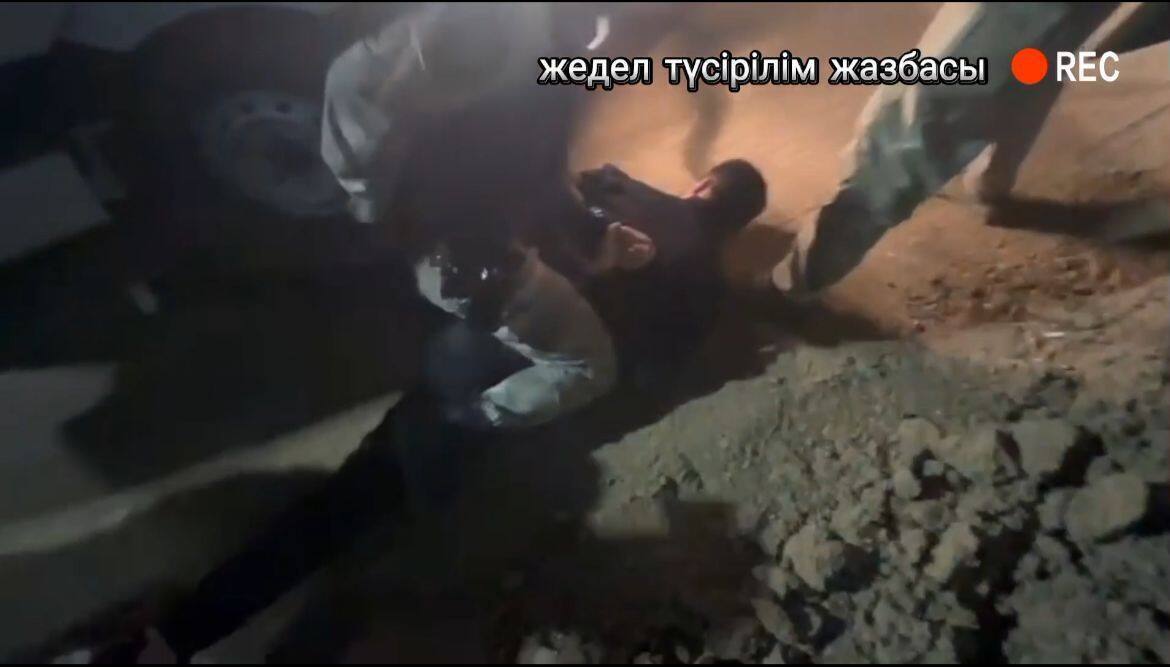 Мужчина в белом комбинезоне и с игрушечным пистолетом напал на микрофинансовую организацию в ЗКО