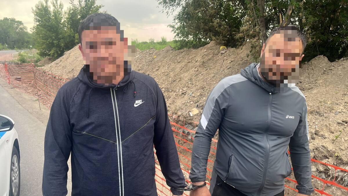 Пистолет и патроны изъяли у курьера в Алматы