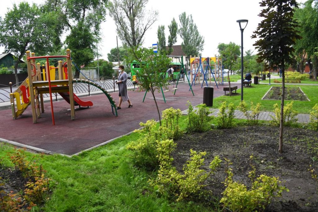 Продолжается работа по благоустройству Медеуского района Алматы