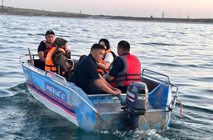 Туркестанская область: спасатели спасли 3 человек на водохранилище