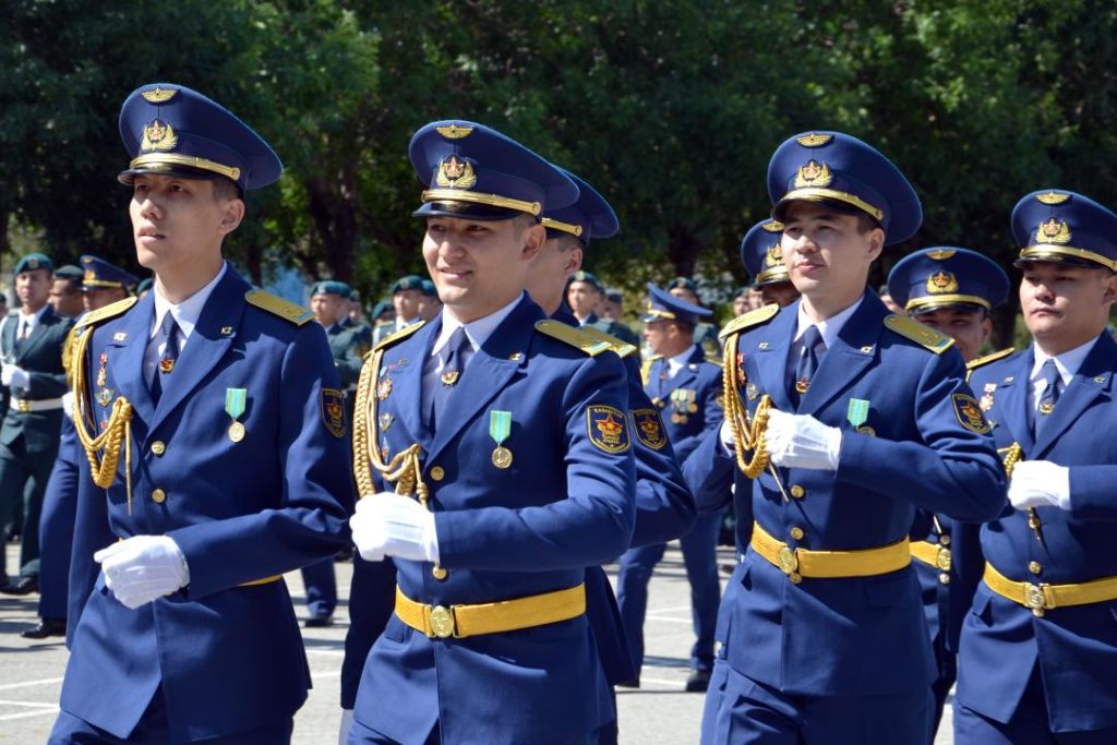 В Актобе состоялся выпуск военных интернов