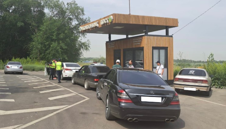 В Алматы начали водворять на штрафстоянку автомобили должников
