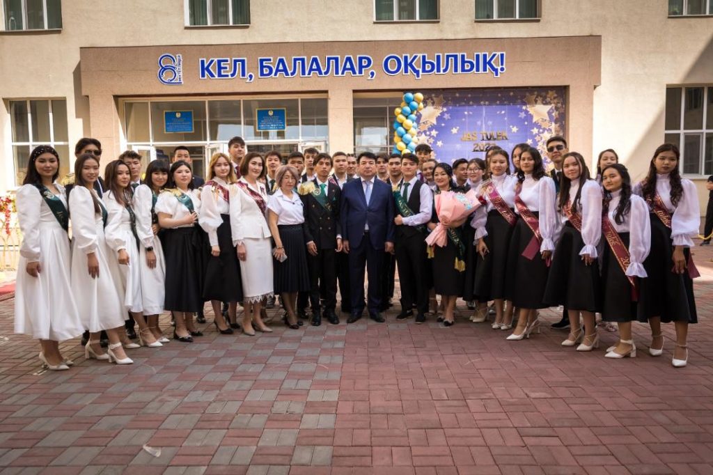 В школах Астаны прошли торжественные мероприятия по случаю завершения учебного года