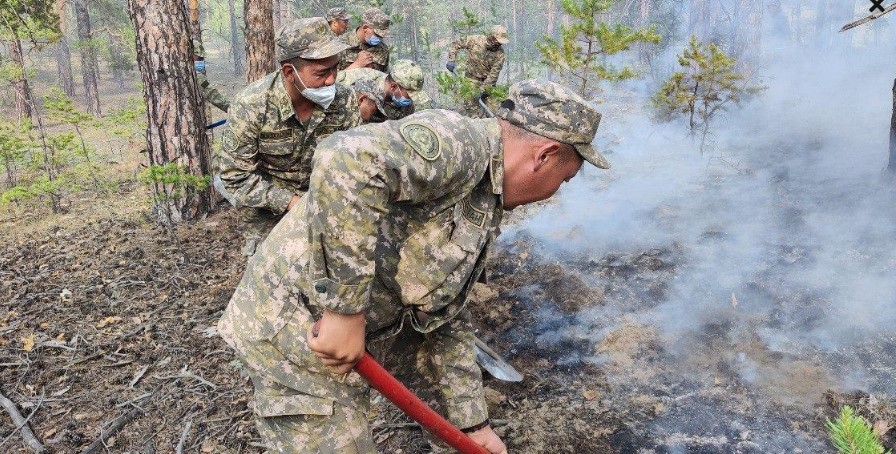 Военнослужащие Вооруженных сил продолжают участие в ликвидации пожара в Абайской области