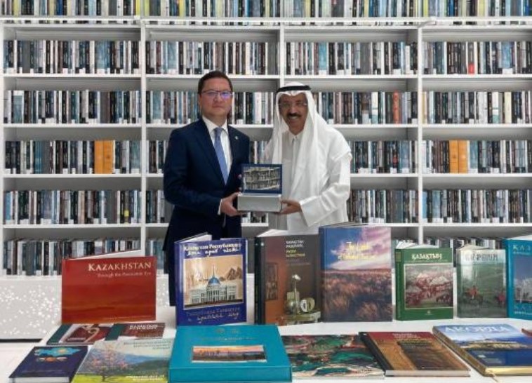 Впервые книги о Казахстане переданы в Национальную библиотеку Дубая