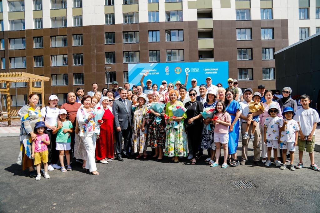 Более 330 семей-дольщиков получили ключи от квартир в Астане