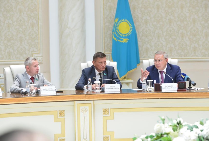Бейбит Исабаев встретился с депутатами Парламента