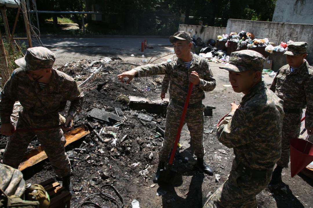 Десантники ликвидировали пожар в военном городке