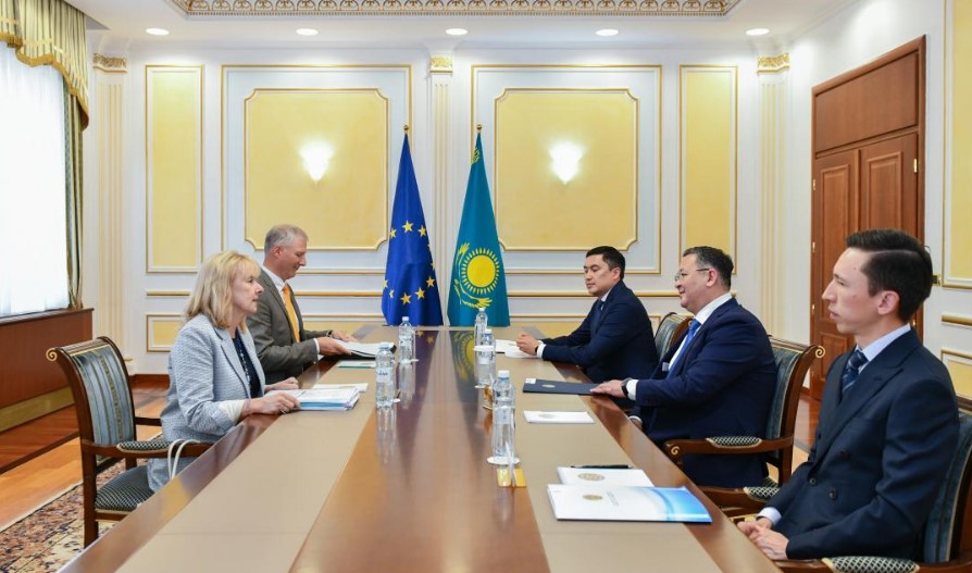 Глава МИД Казахстана принял Спецпредставителя ЕС по Центральной Азии