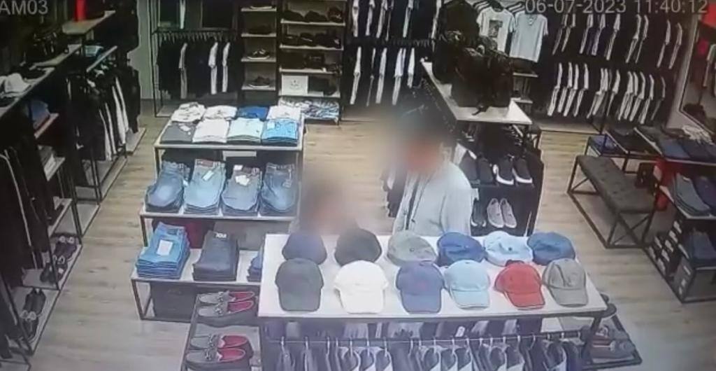 Мужчина бесплатно приоделся одном из ТРЦ Астаны