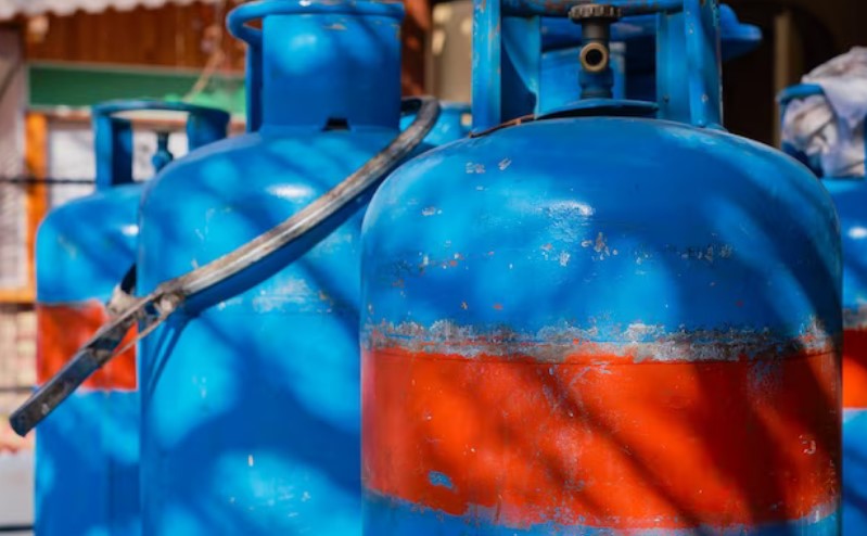 Пожарные в Шымкенте вынесли в безопасное место 5 газовых и 1 кислородный баллон