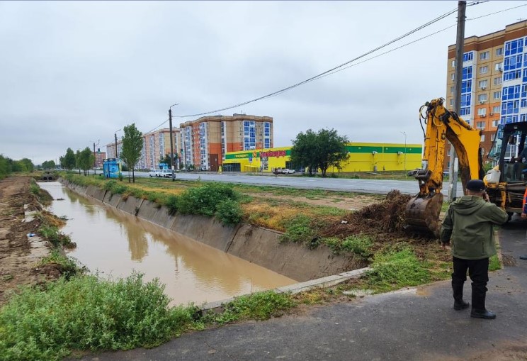 Спасатели Западно-Казахстанской области проводят работы по откачке воды