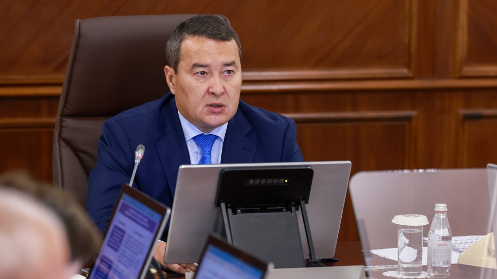 Нужно продолжать обустройство парков, улиц, набережных и дворов уличными тренажерами — Алихан Смаилов о развитии массового спорта в РК
