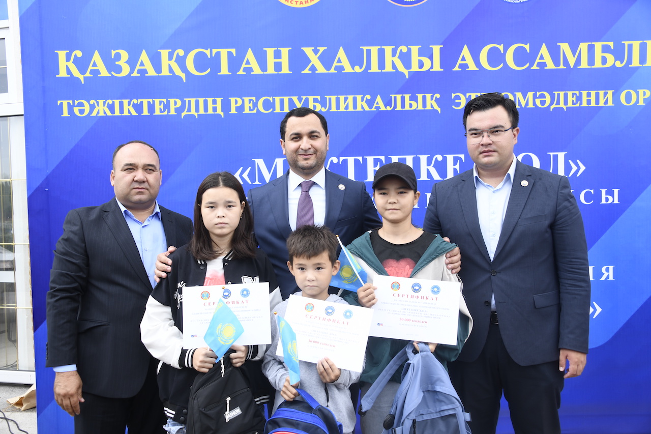 Акция «Дорога в школу»: Акбаржан Исмаилов оказал поддержку детям