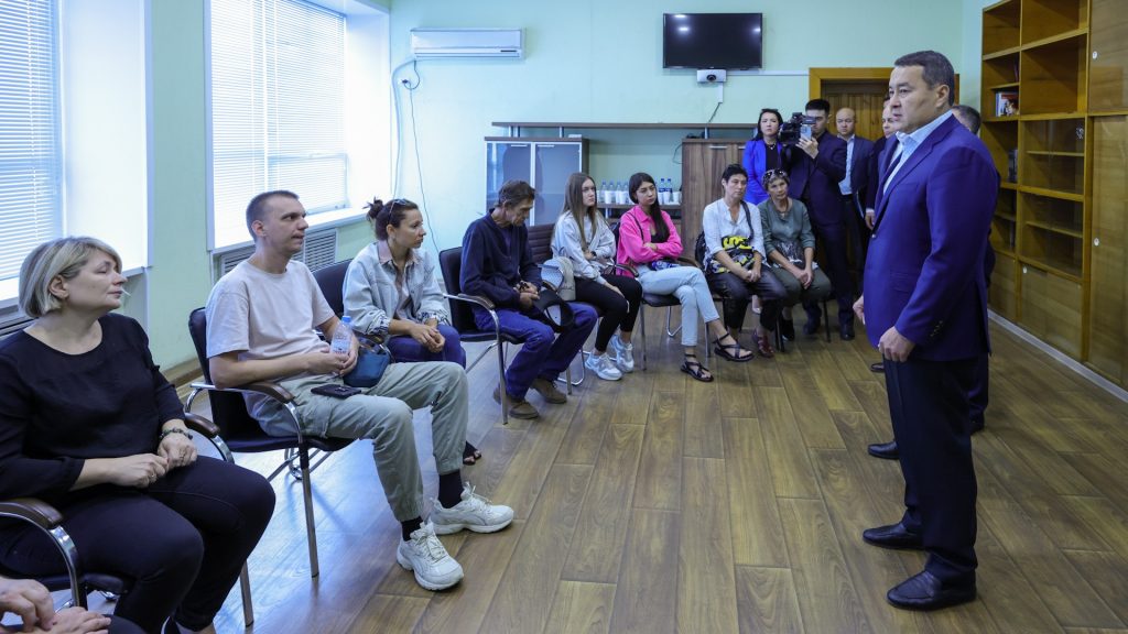 Алихан Смаилов встретился с членами семей шахтеров, погибших в  аварии на шахте в Карагандинской области