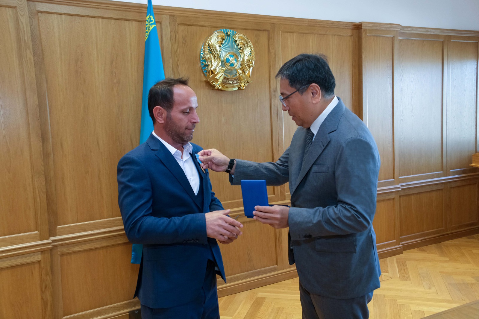 В Алматы прошло награждение от имени Президента Казахстана граждан, спасших людей во время пожара в мкр. «Аккент»