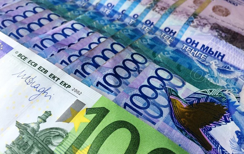 Финансовые перспективы: Анализ курса тенге к доллару и евро