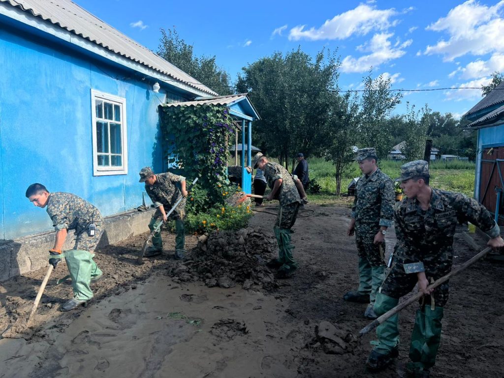 Гвардейцы  пришли на помощь   пострадавшим жителям в Жетысуском районе