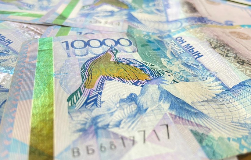 Курс тенге к доллару понизился: что на это влияет?