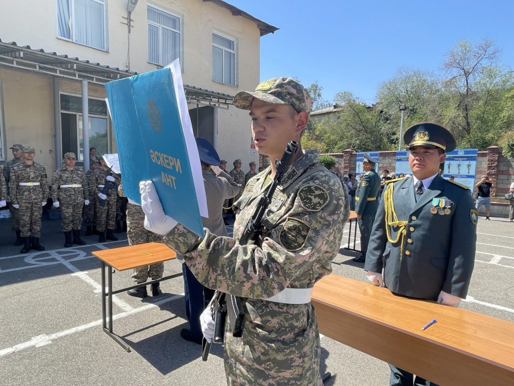 Курсантов военно-технической школы в Алматы привели к Военной присяге