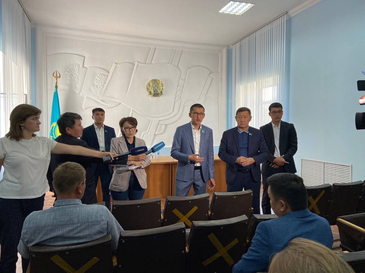 Работники «Казводхоза» пожаловались мажилисменам на низкие зарплаты
