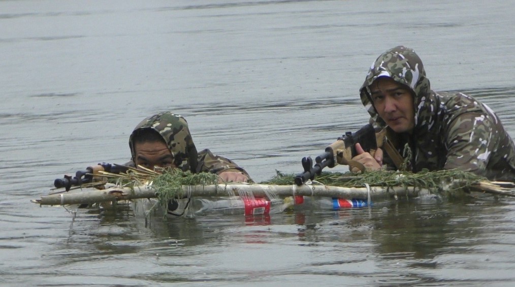 Разведчики Абайского гарнизона провели занятия на воде