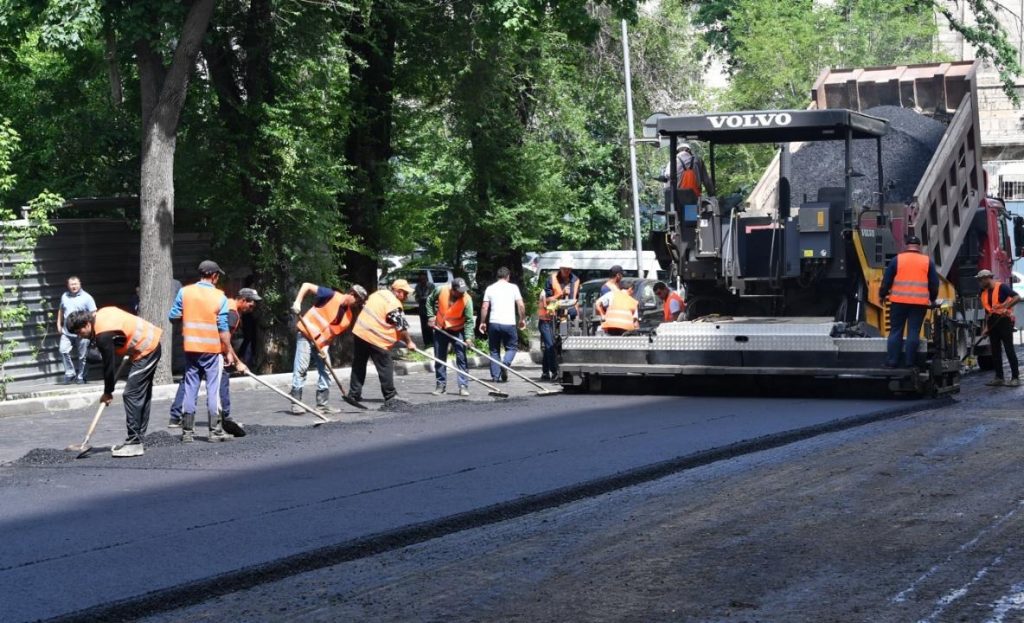 Ремонт проезжей части  проспекта Сейфуллина в Алматы ведется по графику