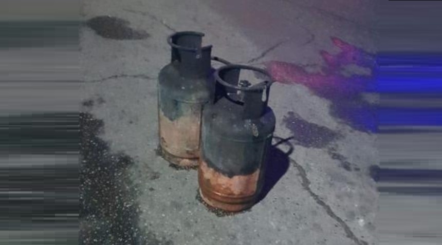 Рискуя жизнью пожарный вынес из огня два газовых баллона