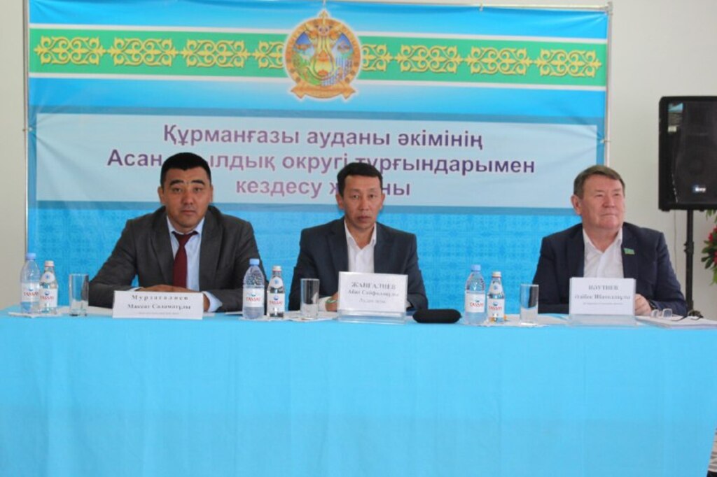 Сенатор и сельчане Курмангазинского района обсудили социальные вопросы