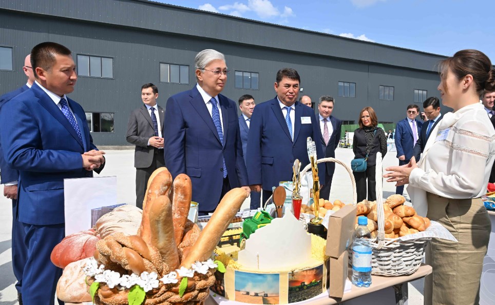 Токаев ознакомился с продукцией предприятий Павлодарской области