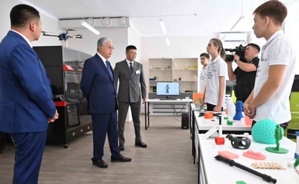 Токаев посетил региональный IT Hub