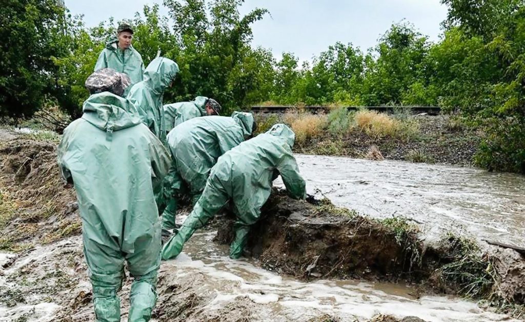 Военнослужащие помогли сельчанам в борьбе с водной стихией