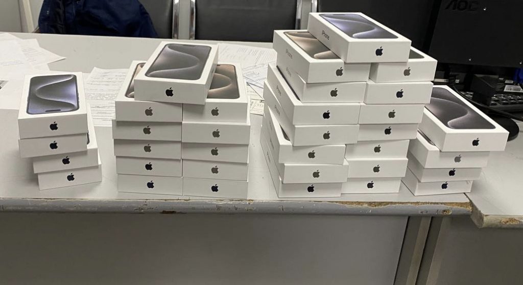 Пресечена контрабанда телефонов iPhone 15