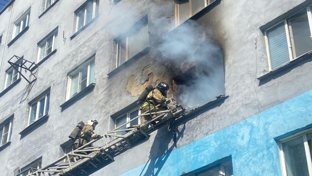 Быстрое реагирование: Спасение жителей при пожаре в Усть-Каменогорске