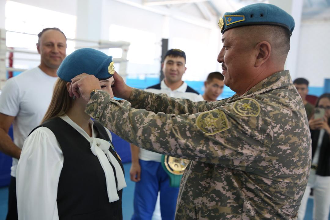 Чемпионка мира Ангелина Лукас готовится к бою в десантной тельняшке